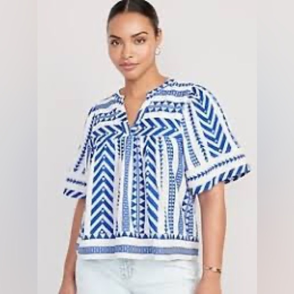 Old Navy Tops - Old Navy Blue/White Geo Print Split Neck Textured Top Size XS